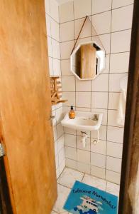 若昂佩索阿Espaço Jardim Secreto Hostel的一间带水槽和镜子的小浴室
