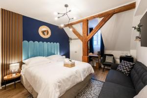 派克波特斯耐兹库Penzion Stará Celnice的一间卧室设有一张床和蓝色的墙壁