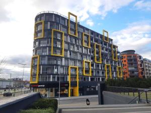 布拉格Comfort flat with great location的黄色和灰色的建筑,设有黄色的窗户