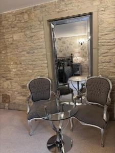 奇彭纳姆Luxury Farm Country Retreat的客厅配有两把椅子和镜子