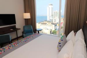 科伦坡Sofia Colombo City Hotel的酒店客房设有一张大床和大窗户