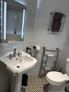 奇彭纳姆Luxury Farm Country Retreat的白色的浴室设有水槽和卫生间。