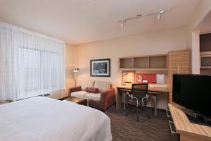 西得梅因西德梅茵/约旦溪万豪广场套房酒店的配有一张床和一张书桌的酒店客房