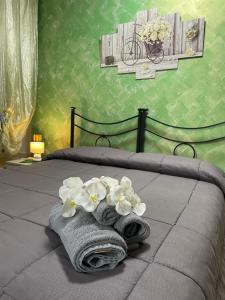 BoianoB&B Bovianum的一间卧室配有带毛巾和鲜花的床