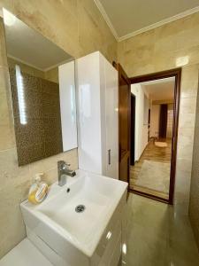 普里什蒂纳Luxury private House, near center的浴室设有白色水槽和镜子