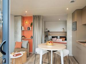艾吉纳Campasun Camping de l'Aigle的小型公寓 - 带桌子和卧室