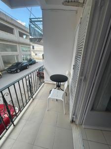 阿特米达AKTIS apartment 3 near airport的坐在大楼阳台上的椅子