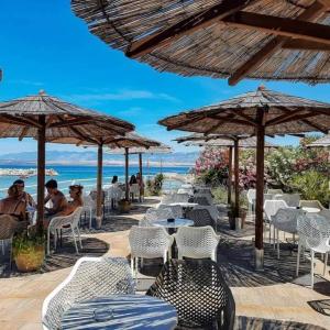 维尔DosPalmeras的海滩上一组桌椅和遮阳伞
