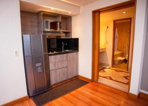 波哥大Bogota Plaza Hotel的厨房配有不锈钢冰箱和微波炉。