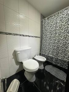 乌斯怀亚Viento del Sur的黑白浴室设有卫生间和水槽