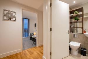 赫尔Luxury City Centre Apartment (Weekly Booking)的一间带卫生间和水槽的浴室