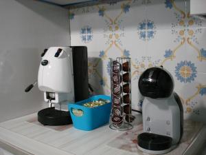 卡梅罗塔码头B&B Margherita的厨房柜台配有咖啡壶和搅拌机