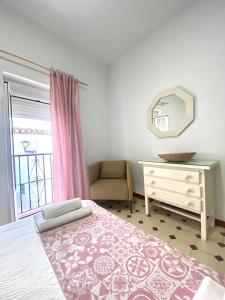 贝赫尔-德拉弗龙特拉Casa Calle的一间卧室配有一张床、梳妆台和镜子