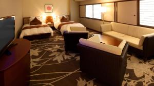 新泻新泻皇冠假日酒店&度假村的酒店客房设有两张床和电视。