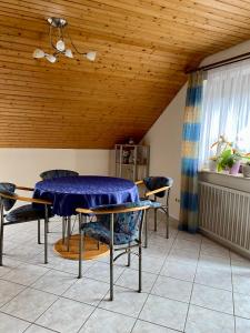 StutenseeSchöne Wohnung im Grünen的一间配备有蓝色桌子和椅子的用餐室