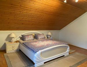StutenseeSchöne Wohnung im Grünen的一间卧室设有一张床和木制天花板