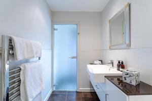 奈恩桑当之屋旅馆的白色的浴室设有水槽和淋浴。