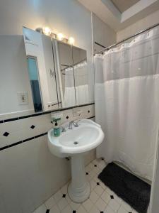 纽约Comfy Guest House by Columbus Circle的白色的浴室设有水槽和镜子
