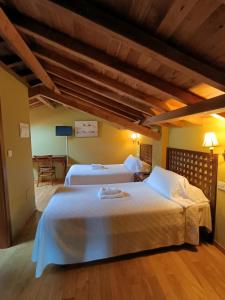 圣地亚哥－德孔波斯特拉托雷布兰卡旅馆的一间卧室,配有两张床