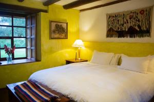 Lasso圣奥古斯丁德卡罗酒店的卧室配有白色的床和窗户。