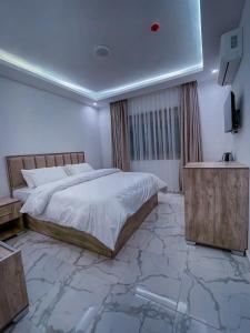 瓦迪穆萨Petra Caravan Guest House的一间卧室设有一张大床,铺有石质地板。