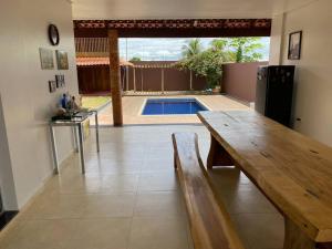 吉巴拉那Casa Rondônia Rural show!的一间带长凳和游泳池的客厅