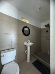 圣佩德罗拉拉古纳Casa Equipada con Vista Panorámica #1的浴室配有白色卫生间和盥洗盆。