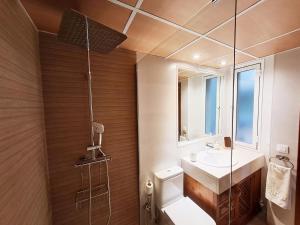 格拉纳达Apartamento Gold Sierra Nevada的一间带水槽和淋浴的浴室