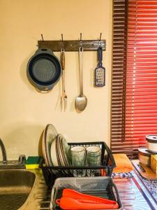 圣地亚哥San Juan Loft的厨房里带盘子和餐具的盘架