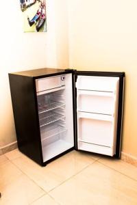 圣地亚哥San Juan Loft的厨房里设有黑色冰箱,门开