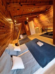 巴拉顿凯奈谢HillSide House的木制客房内的一间卧室配有一张大床