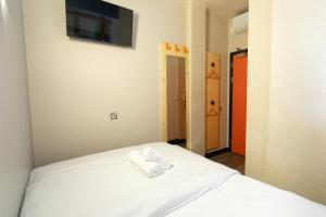 格拉斯哥格拉斯哥便捷酒店的一间卧室配有一张带白色毛巾的床