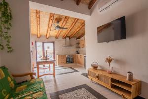 VillamaleaCasa Rural El Olivo的客厅配有沙发和墙上的电视