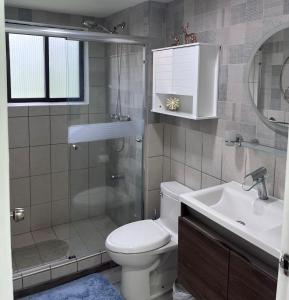 利比里亚Apartamento Guanacaste Liberia, Piscina, Cama King的带淋浴、卫生间和盥洗盆的浴室