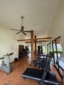 利比里亚Apartamento Guanacaste Liberia, Piscina, Cama King的健身房设有跑步机,健身房提供健身自行车