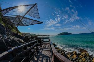 弗洛里亚诺波利斯Costao do Santinho Resort All Inclusive的一个带遮阳伞的海滩和大海