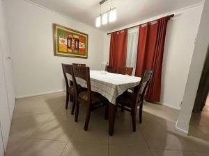 康塞普西翁Casa con inmejorable ubicación的一间配备有白色桌椅的用餐室