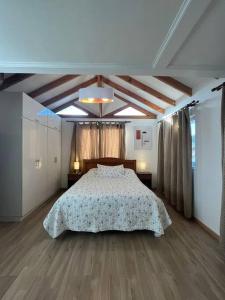 康塞普西翁Casa con inmejorable ubicación的一间卧室配有一张带花卉床罩的床