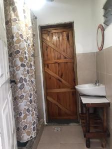 ConcordiaCampo Verde III的一间带木门和水槽的浴室