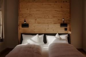 斯陶达奇格达赫Staudingerhof的卧室设有两张床,配有木制床头板