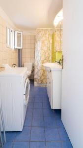 埃尔莫波利斯Cozy Apartment in Hermoupolis的一间带洗衣机和水槽的浴室