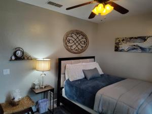 维塞利亚Buena Vista home的一间卧室配有一张床和吊扇