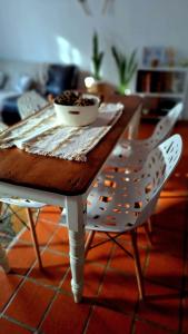 里奥夸尔托La Querencia Apart RC的一张木桌,上面放着一碗食物