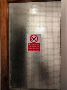 ErithGarden of peace的玻璃门上的一个禁烟标志