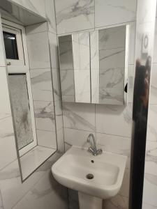 ErithGarden of peace的白色的浴室设有水槽和镜子
