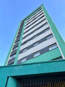 内罗毕ADANA PODS的蓝天高大的绿色和白色建筑