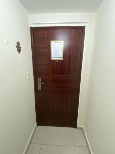 ArraijÃ¡nUrban Retreat的白色地板的房间的棕色门