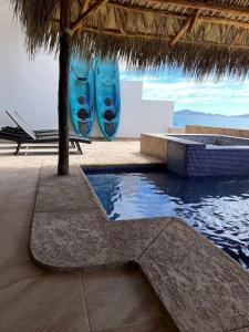 基诺湾Hermosa casa a la orilla del mar的度假村内的一个游泳池