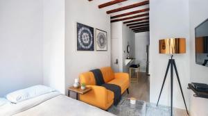 纽约24-3 Prime Gramercy New Studio W D Terrace的一间卧室配有橙色椅子和一张床