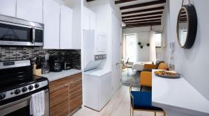 纽约24-3 Prime Gramercy New Studio W D Terrace的配有白色家电的厨房和客厅